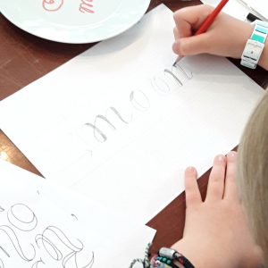 Handlettering-Kids-Berlin-Workshop-Brushpen-Schrift-entwerfen-irmalink-Kalligraphie